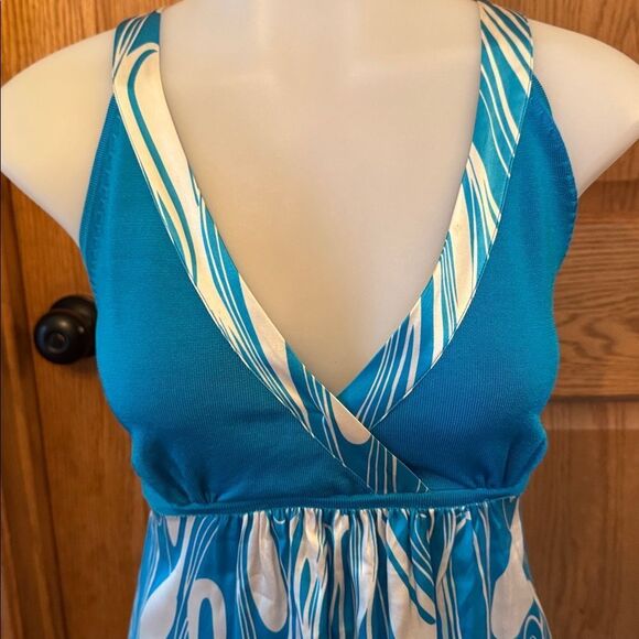 BEBE 2B Y2K Silk Swirl V-Neck Tank Top - Picture 6 of 9